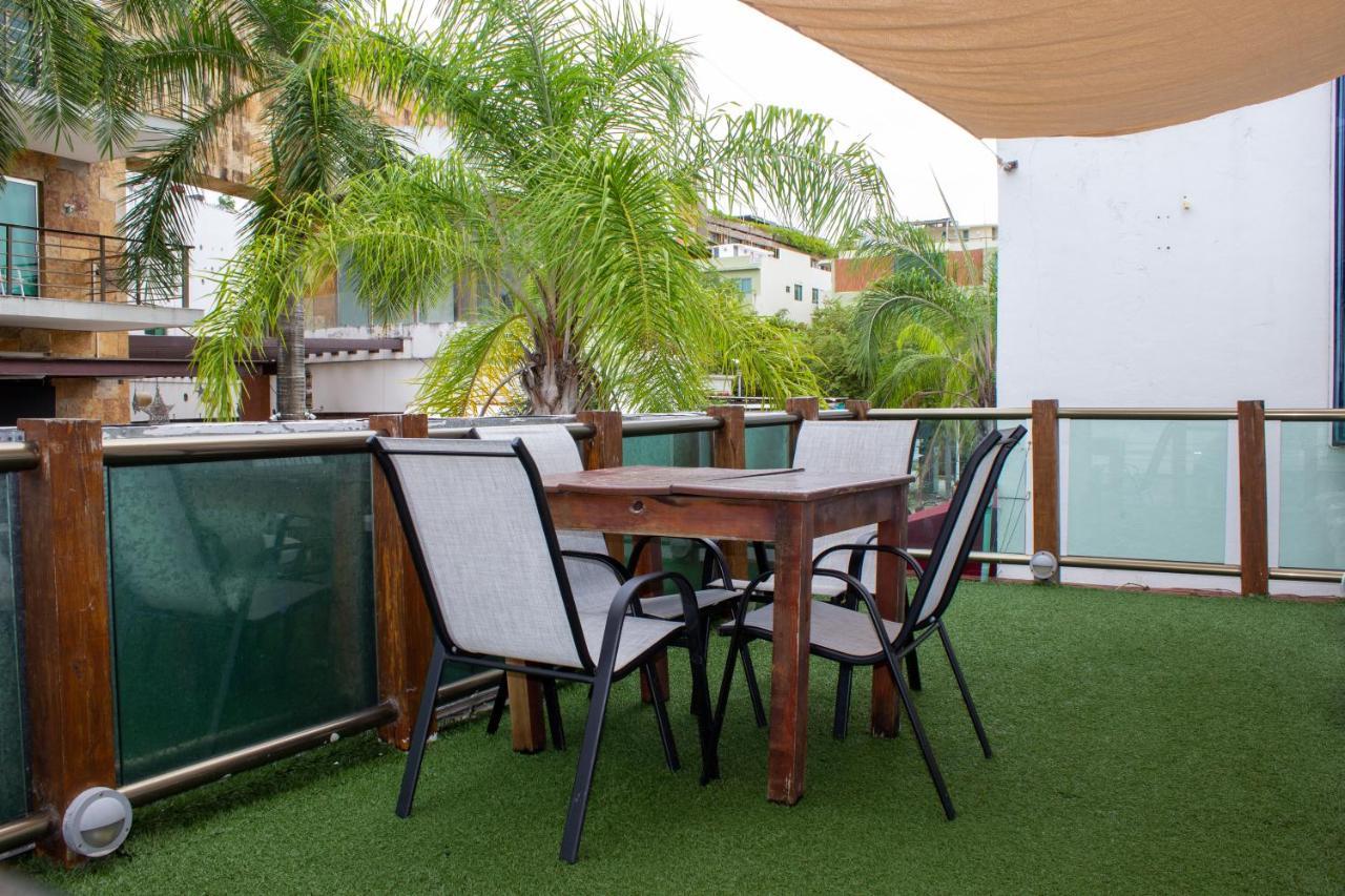 Casa Ticul Hotel Boutique - 5Th Ave (Adults Only) 普拉亚卡门 外观 照片 Artificial grass on a balcony